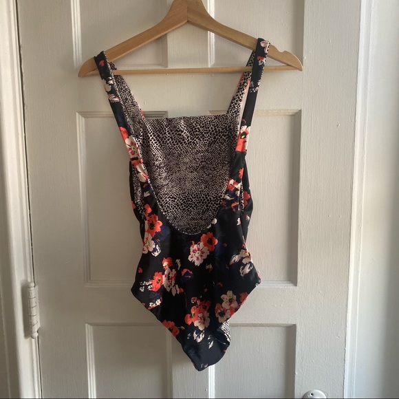 Volcom Leaf it to be one piece swim suit - Picture 6 of 8